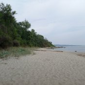 Pláž pod útesem v Galata. Místní zde chodí večer k ohňům a grilují, popíjejí a baví se.