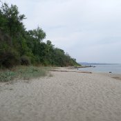 Pláž pod útesem v Galata. Místní zde chodí večer k ohňům a grilují, popíjejí a baví se.