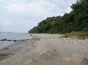 Pláž pod útesem v Galata. Místní zde chodí večer k ohňům a grilují, popíjejí a baví se.