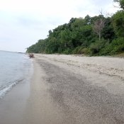 Pláž pod útesem v Galata. Místní zde chodí večer k ohňům a grilují, popíjejí a baví se.