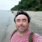 Pláž pod útesem v Galata. Místní zde chodí večer k ohňům a grilují, popíjejí a baví se.