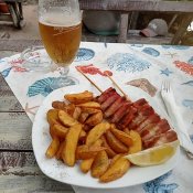 Oběd v místní malé restauraci v Galata.