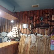 Zeď u baru v hotelu pod útesem v Galata.