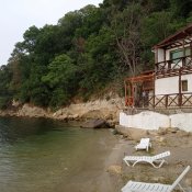 Pohled na hotel pod útesem v Galata, kde jsme byl ubytován.