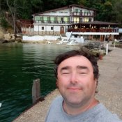 Pohled na hotel pod útesem v Galata, kde jsme byl ubytován.