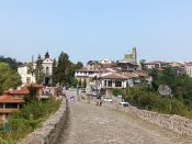 Pohled na centrum Veliko Tarnovo z mostu do pevnosti Carevec.