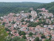 Pohled na centrum města Veliko Tarnovo z pevnosti Carevec.