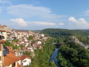 Údolí v centru města Veliko Tarnovo.