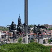 Pomník Asenovců v Veliko Tarnovo je monumentální památník, který oslavuje dynastii Asenovců, jednoho z nejvýznamnějších vládnoucích rodů v historii Bulharska.