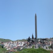 Pomník Asenovců v Veliko Tarnovo je monumentální památník, který oslavuje dynastii Asenovců, jednoho z nejvýznamnějších vládnoucích rodů v historii Bulharska.