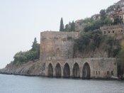 Středověké přístaviště pod hradem na poloostrově v Alanya.