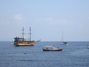 Lodě s výletníky u pobřeží Alanya.