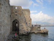 Pobřežní opevnění pod hradem na poloostrově v Alanya.