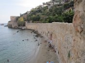 Pobřežní opevnění pod hradem na poloostrově v Alanya.