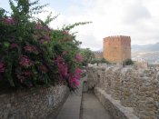 Pobřežní opevnění pod hradem na poloostrově v Alanya.