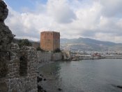 Pobřežní opevnění pod hradem na poloostrově v Alanya.