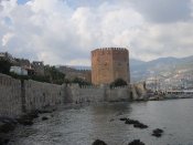 Pobřežní opevnění pod hradem na poloostrově v Alanya.