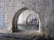 Uvnitř středověkého přístaviště pod hradem na poloostrově v Alanya.