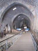 Uvnitř středověkého přístaviště pod hradem na poloostrově v Alanya.