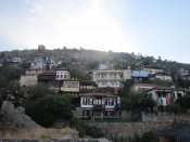 Domy ve svahu pod hradem na poloostrově v Alanya.