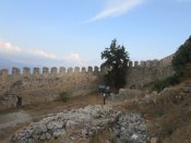 Horní hradby pod vrcholem poloostrova v Alanya.