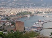 Pohled na přístaviště s Červenou věží v Alanya z vrcholu poloostrova.