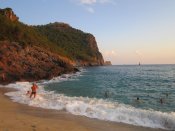 Kleopatřina písčitá pláž u poloostrova v Alanya.