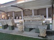 Artefakty v archeologickém muzeu v Alanya.