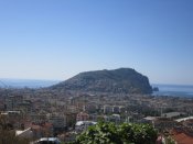 Pohled na město Alanya směrem k poloostrovu z kopců za městem.