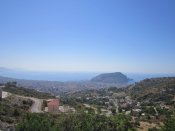 Pohled na město Alanya směrem k poloostrovu z kopců za městem.