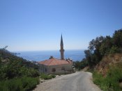 Cesta od kostela svatého Jiří zpět dolu do města Alanya.