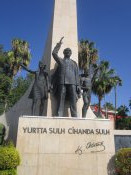 Památník v centru města Alanya.