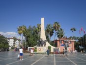 Památník v centru města Alanya.