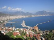 Pohled na přístav z vrcholu poloostrova v městě Alanya.