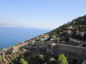 Pohled na svah poloostrova pod hradem v městě Alanya.