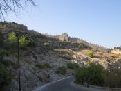 Pohled na vrcholové hradby na poloostrově v městě Alanya.