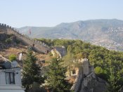 Pohled na vrcholové hradby na poloostrově v městě Alanya.