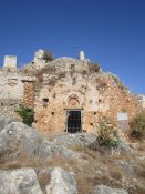 Zbytky budov na vrcholu poloostrova v prostorách hradu v městě Alanya.