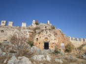 Zbytky budov na vrcholu poloostrova v prostorách hradu v městě Alanya.