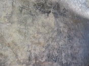 Kresby na zdi v jedné z budov v komplexu hradu na vrcholu poloostrova v městě Alanya.