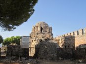 Zbytky budov na vrcholu poloostrova v prostorách hradu v městě Alanya.