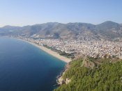 Pohled z vrcholu poloostrova v městě Alanya na pobřeží s Kleopatřinou pláží.