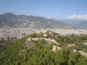 Pohled z vrcholu poloostrova v městě Alanya na pobřeží s Kleopatřinou pláží.