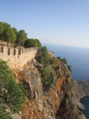 Pohled na opevnění na vrcholu poloostrova v městě Alanya.