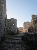 Pohled na opevnění na vrcholu poloostrova v městě Alanya.