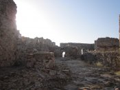 Pohled na opevnění na vrcholu poloostrova v městě Alanya.