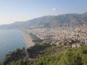 Pohled z vrcholu poloostrova v městě Alanya na pobřeží s Kleopatřinou pláží.