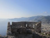 Pohled na opevnění na vrcholu poloostrova v městě Alanya.