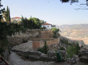 Pohled na opevnění na vrcholu poloostrova v městě Alanya.