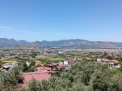 Pohled na Dalaman z cesty vedoucí na vrchol kopce s troskami antického města.